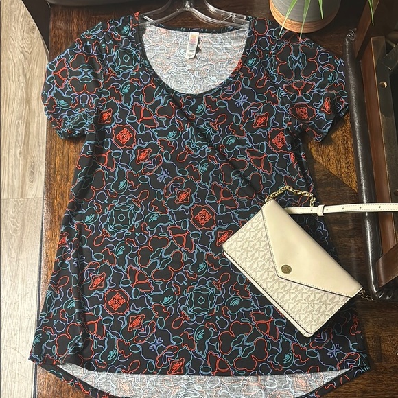 LuLaRoe Red and Blue Graphic Short Sleeve Tee - Picture 3 of 3